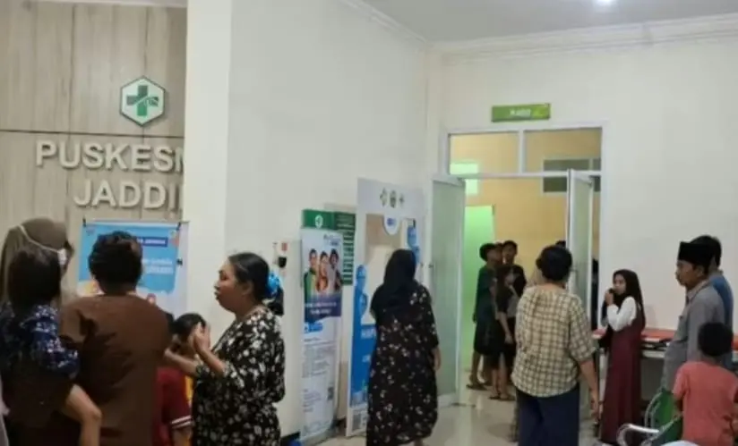 Evakuasi korban tenggelam di kubangan bekas galian C Bukit Jaddih Bangkalan oleh warga setempat.