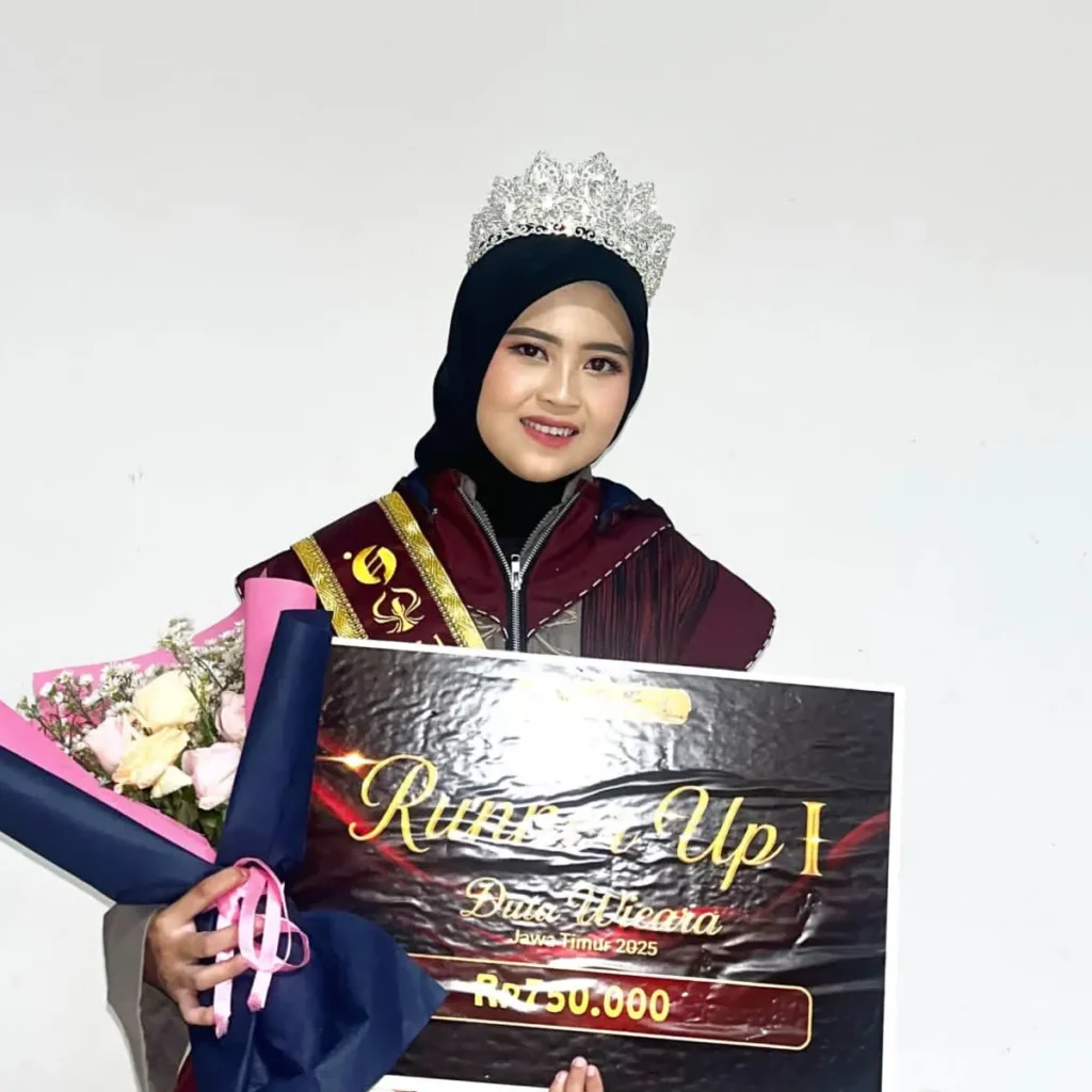 Potret Aliya Zahra saat menerima penghargaan Runner Up 1 Duta Wicara Jawa Timur 2025 di Malang Creative Center