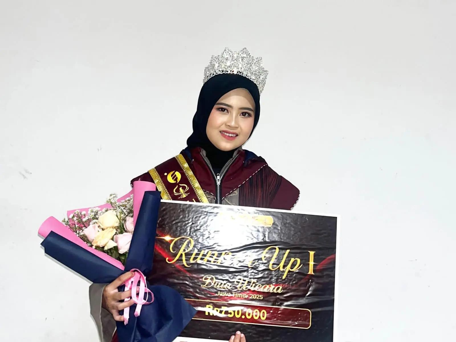 Potret Aliya Zahra saat menerima penghargaan Runner Up 1 Duta Wicara Jawa Timur 2025 di Malang Creative Center