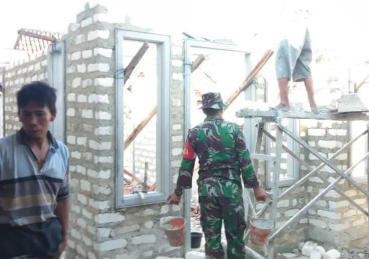 Babinsa Pragaan membantu pembangunan rumah warga dalam kegiatan Karya Bhakti di Desa Kaduara Timur Sumenep