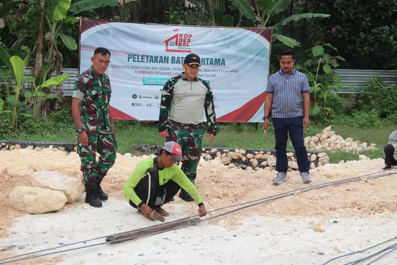 Dandim 0827 Sumenep Letkol Arm Bendi Wibisono meninjau pembangunan Koperasi Desa Merah Putih di wilayah Kabupaten Sumenep