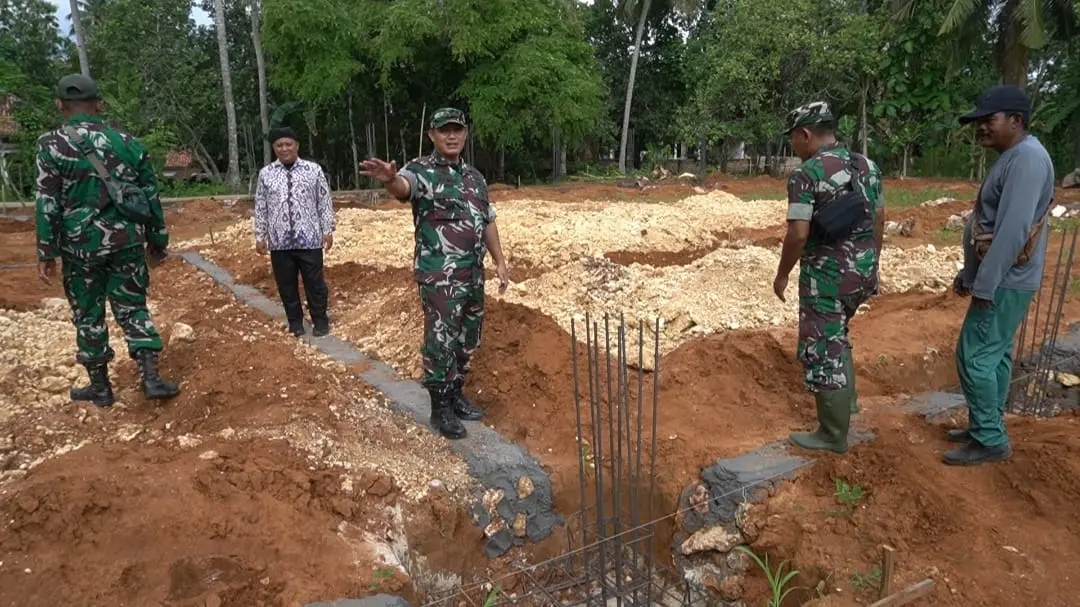 Letkol Arm Bendi Wibisono meninjau pembangunan Koperasi Desa KDKMP di Slopeng dan Lanjuk Sumenep