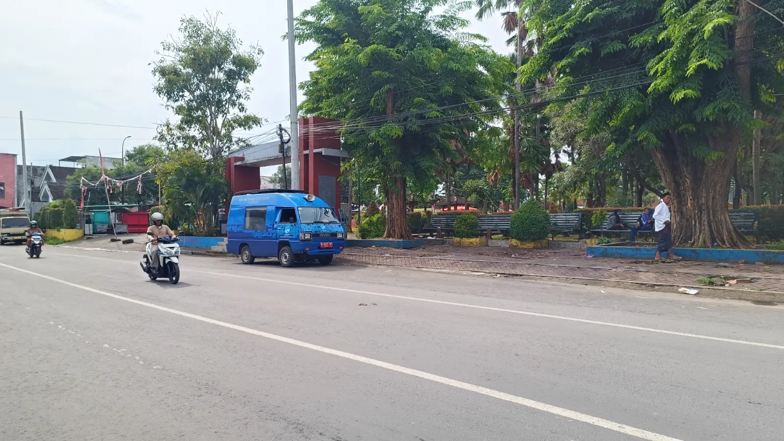 Petugas Diskominfo Sumenep menggelar Siaran Keliling mengimbau warga menjaga kebersihan selokan untuk mencegah banjir dan DBD