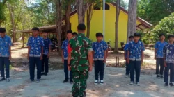 Latihan PBB di SMPN 1 Giligenting, Babinsa Tanamkan Disiplin dan Karakter pada Siswa