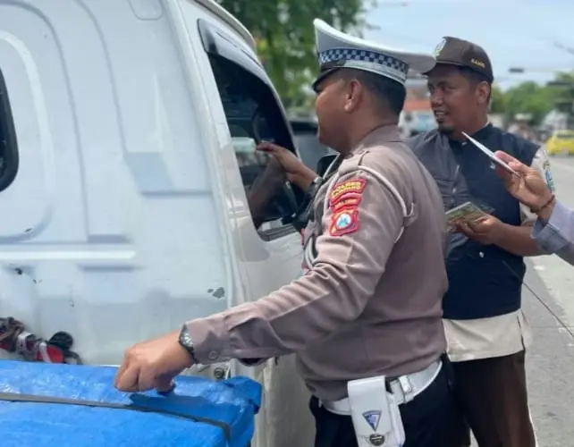 Petugas gabungan memeriksa kelengkapan kendaraan saat Operasi Lalu Lintas Terpadu di Sampang.