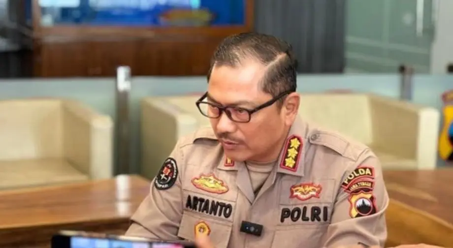 Petugas Polda Jateng melakukan patroli lalu lintas saat Operasi Zebra Candi 2025 di Jawa Tengah.