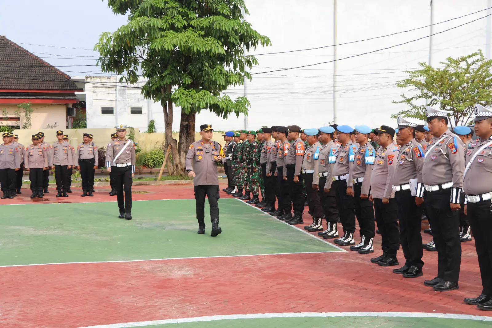 Petugas Polres Sumenep memeriksa pengendara saat Operasi Zebra Semeru 2025 di titik rawan pelanggaran lalu lintas