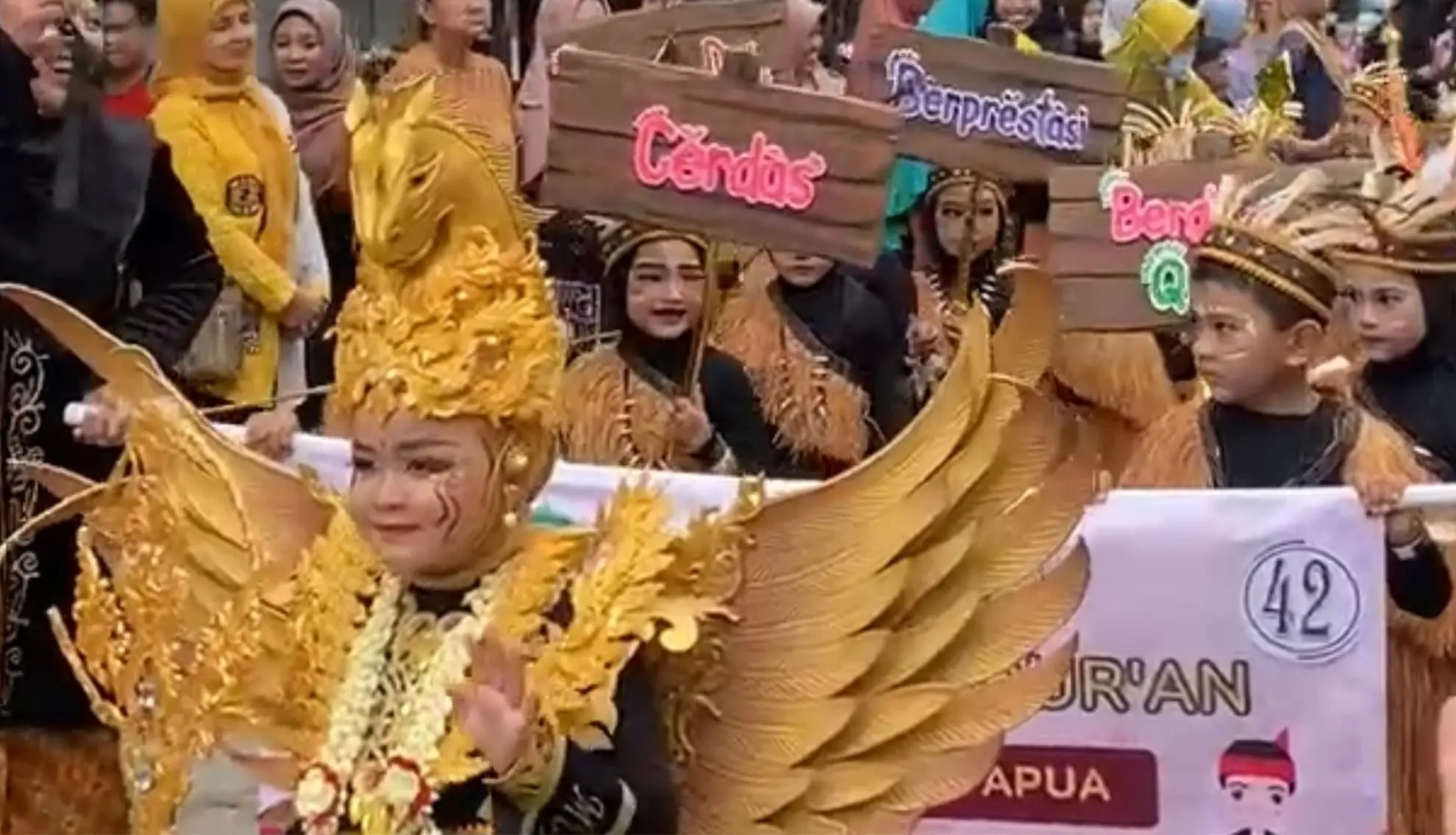 Anak-anak PAUD Rumah Barokah Quran mengenakan kostum khas Papua dalam karnaval Hari Jadi Sumenep 2025