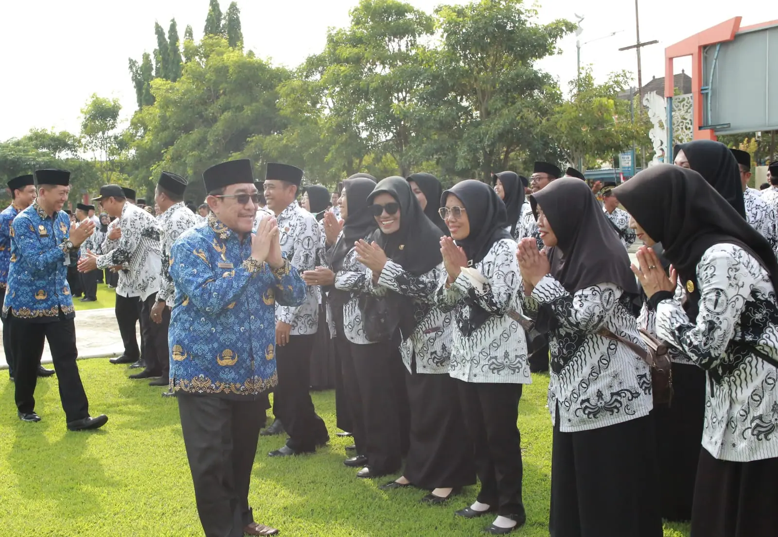 Wakil Bupati Sumenep KH Imam Hasyim saat menyampaikan sambutan Apel Hari Guru Nasional 2025 di Kantor Bupati Sumenep