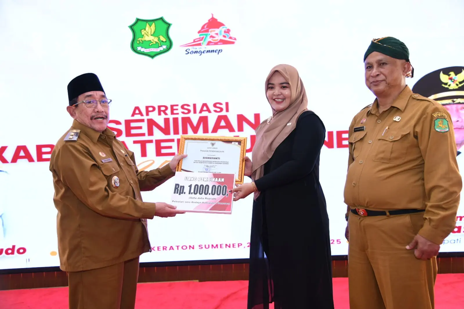 Wakil Bupati Sumenep menyerahkan penghargaan kepada seniman lokal pada acara Apresiasi Seniman 2025