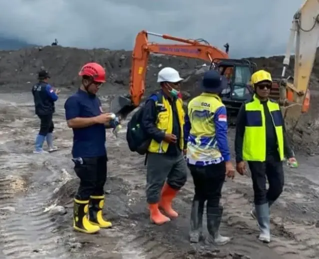 Petugas mengoperasikan alat berat untuk memperbaiki tanggul Sungai Rejali di Pronojiwo pascaerupsi Gunung Semeru.