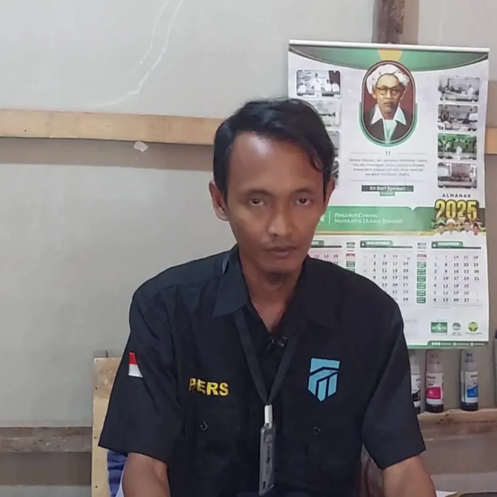Pimpinan Redaksi Falih Media saat menyampaikan klarifikasi isu hoaks pemotongan PKH dan BPNT