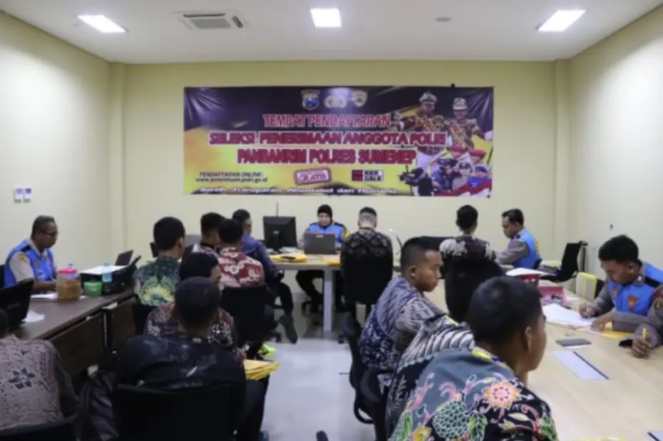 Pemeriksaan administrasi calon Bintara Brimob 2026 di Polres Sumenep.