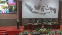 Wakil Bupati Sumenep KH. Imam Hasyim memberi sambutan berbahasa Madura pada Rapat Paripurna Hari Jadi ke-756 Kabupaten Sumenep