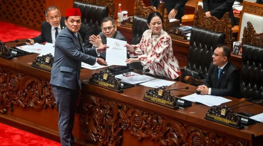Ketua DPR Puan Maharani (kedua kanan) didampingi Wakil Ketua DPR Sufmi Dasco Ahmad (kanan), Adies Kadir (ketiga kiri) dan Saan Mustopa (kiri) menerima laporan hasil pembahasan dari Ketua Komisi III DPR Habiburokhman (kedua kiri) pada Rapat Paripurna ke-8 DPR RI Masa Persidangan II Tahun Sidang 205-2026 di Kompleks Parlemen, Senayan, Jakarta, Selasa