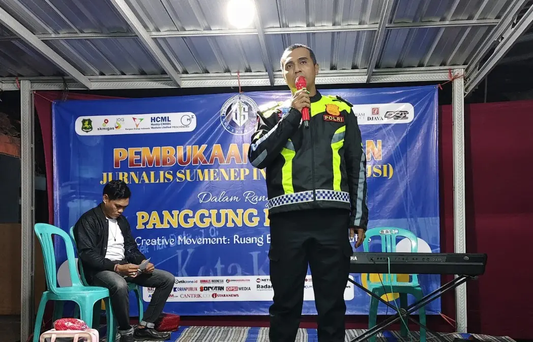 Kasat Lantas Polres Sumenep AKP Ninit Titis Dewiyani memberikan sosialisasi keselamatan berlalu lintas kepada peserta Panggung Kreasi JSI dan komunitas Star Club Mobil