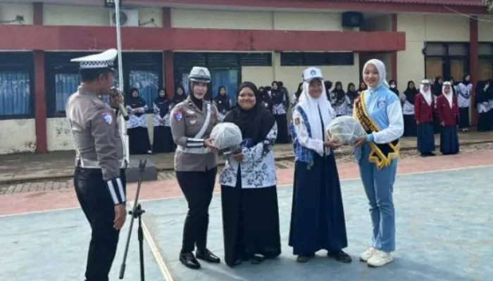 AKP Ninit Titis Dewiyani memberikan sosialisasi keselamatan berlalu lintas kepada pelajar SMPN 1 Sumenep saat peringatan Hari Guru Nasional