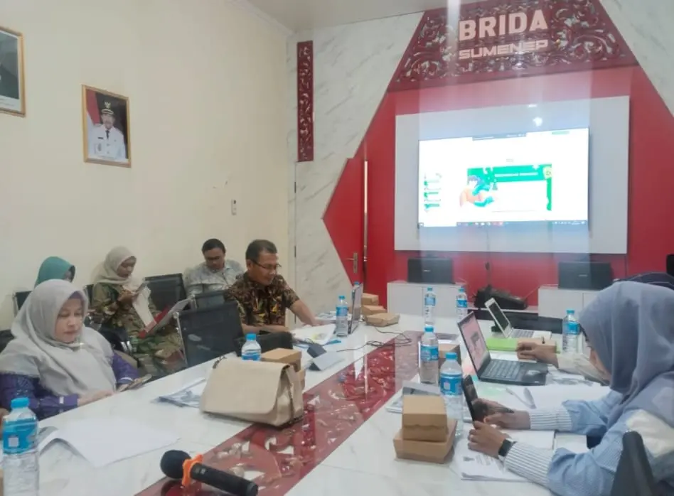 Presentasi Tim Riset Stidar tentang efektivitas pengelolaan sampah berdasarkan Perbup 83/2018 di FGD Brida Sumenep.