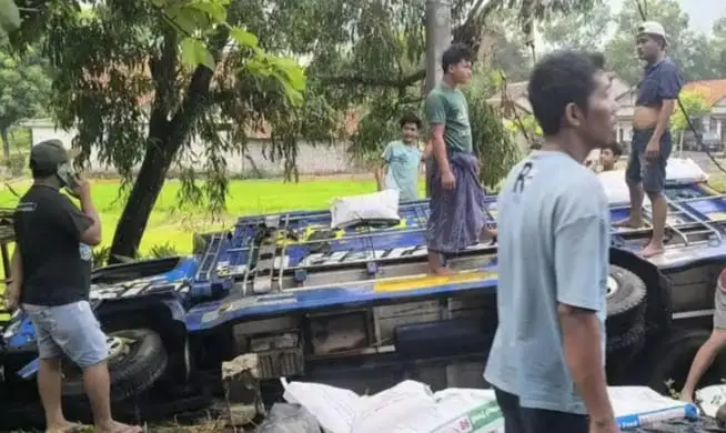 Truk bermuatan pakan ayam terguling ke parit di Jalan Raya Bancelok Sampang akibat sopir diduga mengalami microsleep.