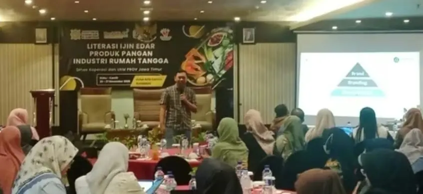 Pelaku UMKM mengikuti pelatihan literasi izin edar pangan yang diselenggarakan Diskop UKM Jawa Timur di Surabaya