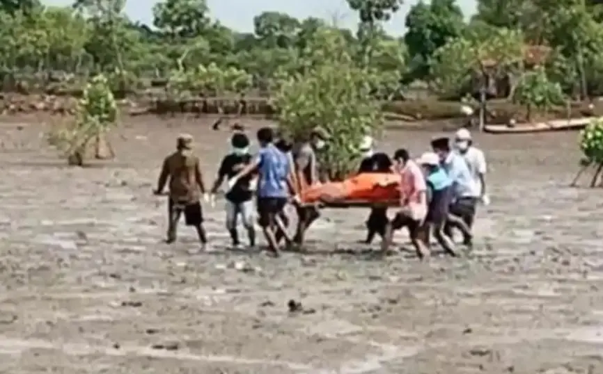 Evakuasi jasad nenek di tambak Desa Dakiring Socah Bangkalan oleh polisi dan warga