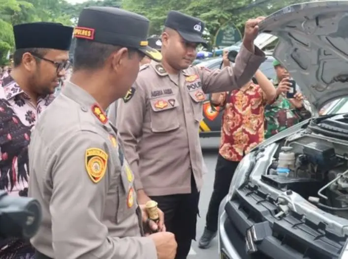 Apel pengamanan personel gabungan Polres Sampang dan TNI jelang libur Natal dan Tahun Baru 2025/2026 di Kabupaten Sampang