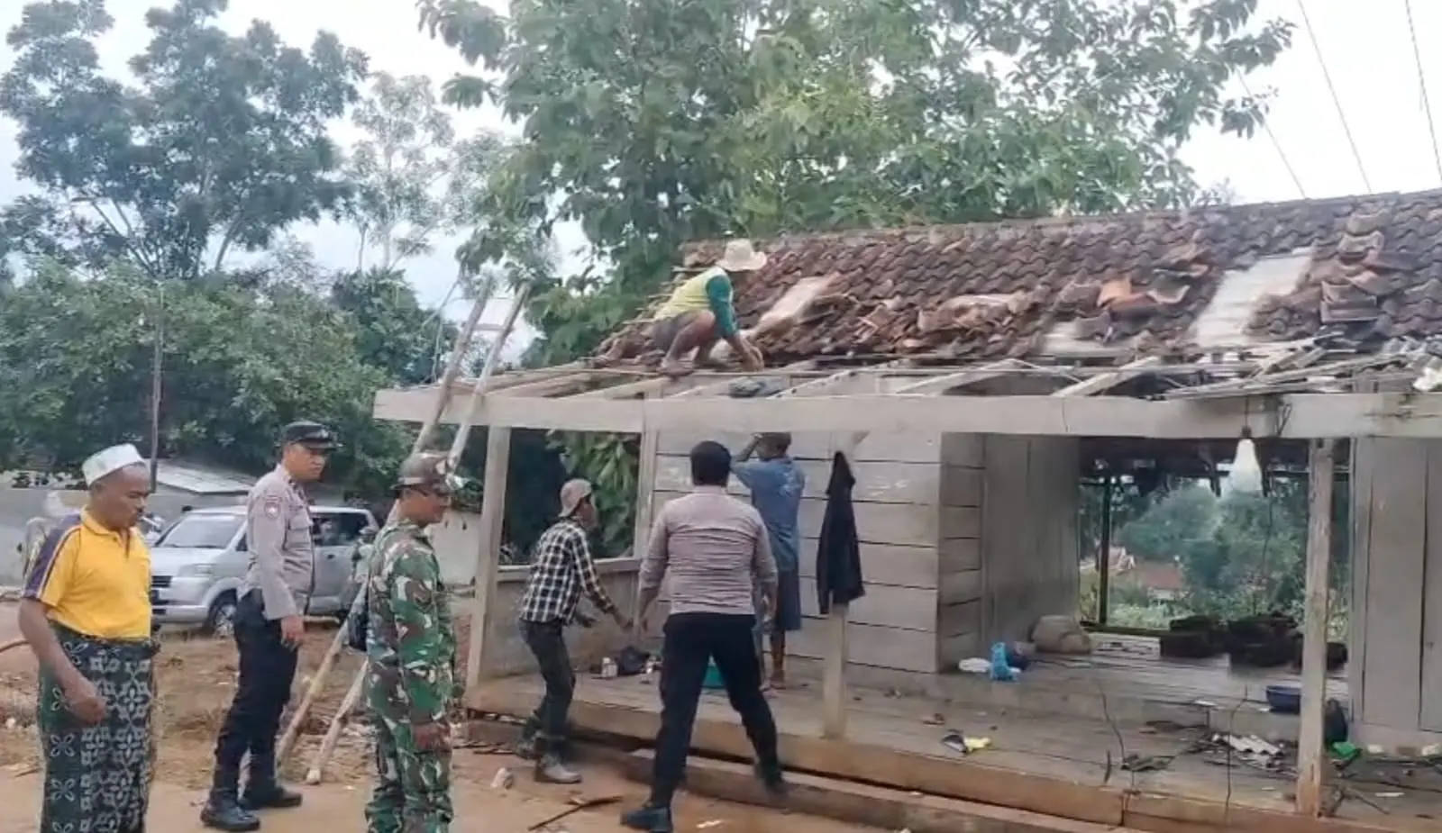Petugas gabungan menangani dampak angin puting beliung di Desa Payudan Dundang Guluk-Guluk Sumenep