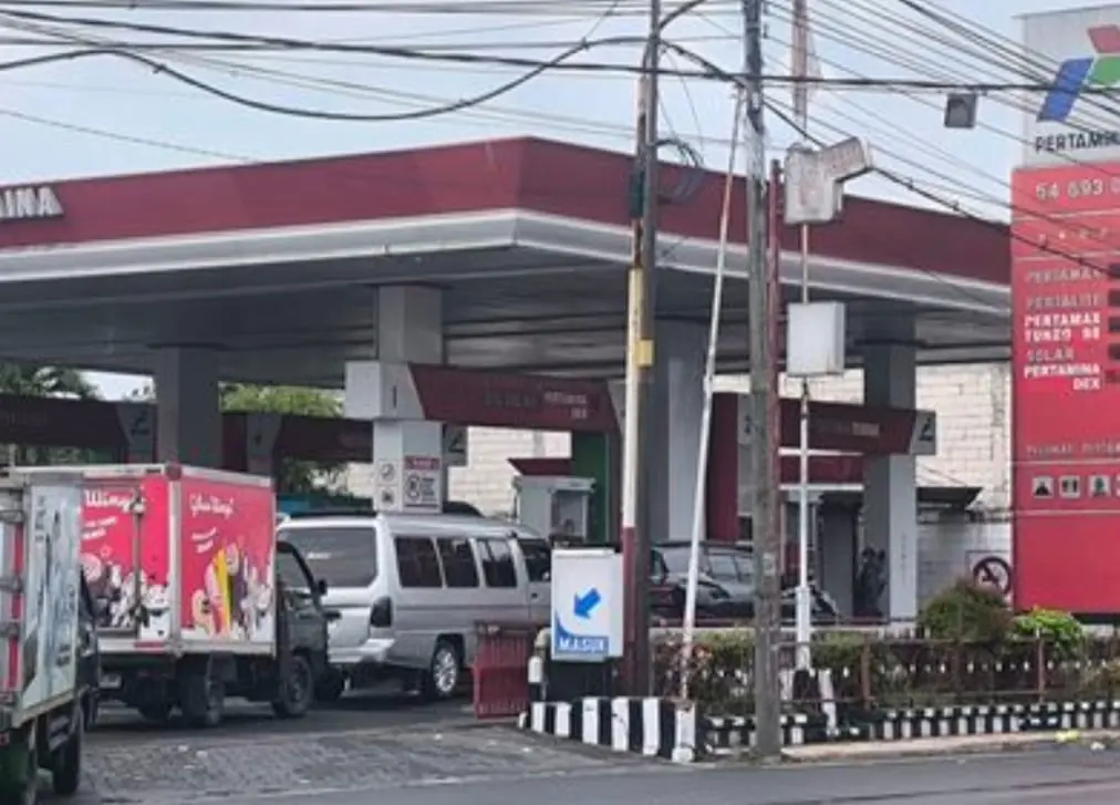 Antrean panjang kendaraan truk di SPBU Jalan Trunojoyo Pamekasan akibat kelangkaan Bio Solar.