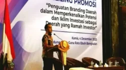 Bupati Bangkalan memaparkan peluang investasi daerah dalam acara Klinik Investasi Keliling
