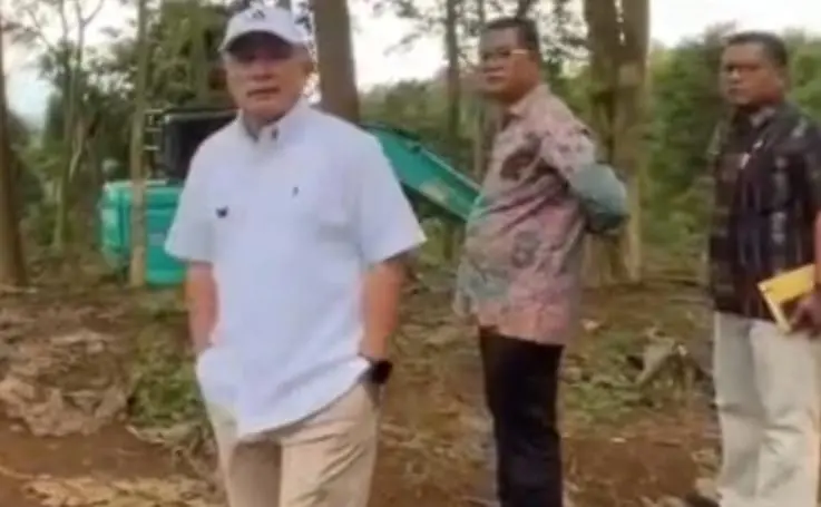 Bupati Kuningan meninjau bukaan lahan di lereng Gunung Ciremai bersama pejabat daerah