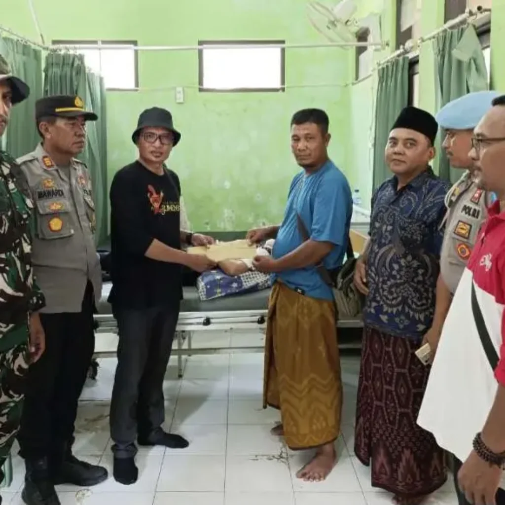 Penyerahan santunan kepada korban ambruknya jembatan penghubung Desa Bringsang–Aenganyar oleh Camat Giligenting mewakili Bupati Sumenep