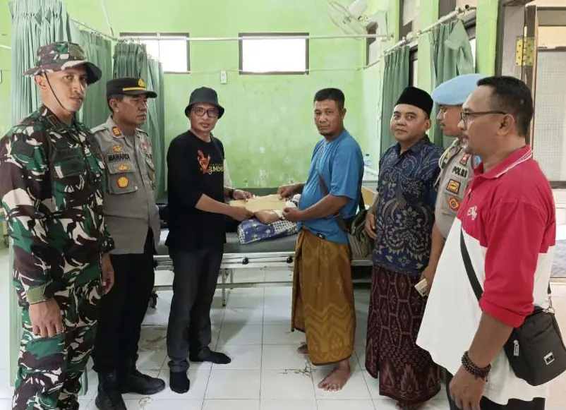 Penyerahan santunan kepada korban ambruknya jembatan penghubung Desa Bringsang–Aenganyar oleh Camat Giligenting mewakili Bupati Sumenep