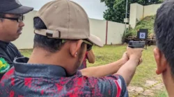 Peserta Perbakin Shooting Exhibition Sumenep 2025 saat mengikuti lomba menembak di Lapangan Tembak Mapolres Sumenep