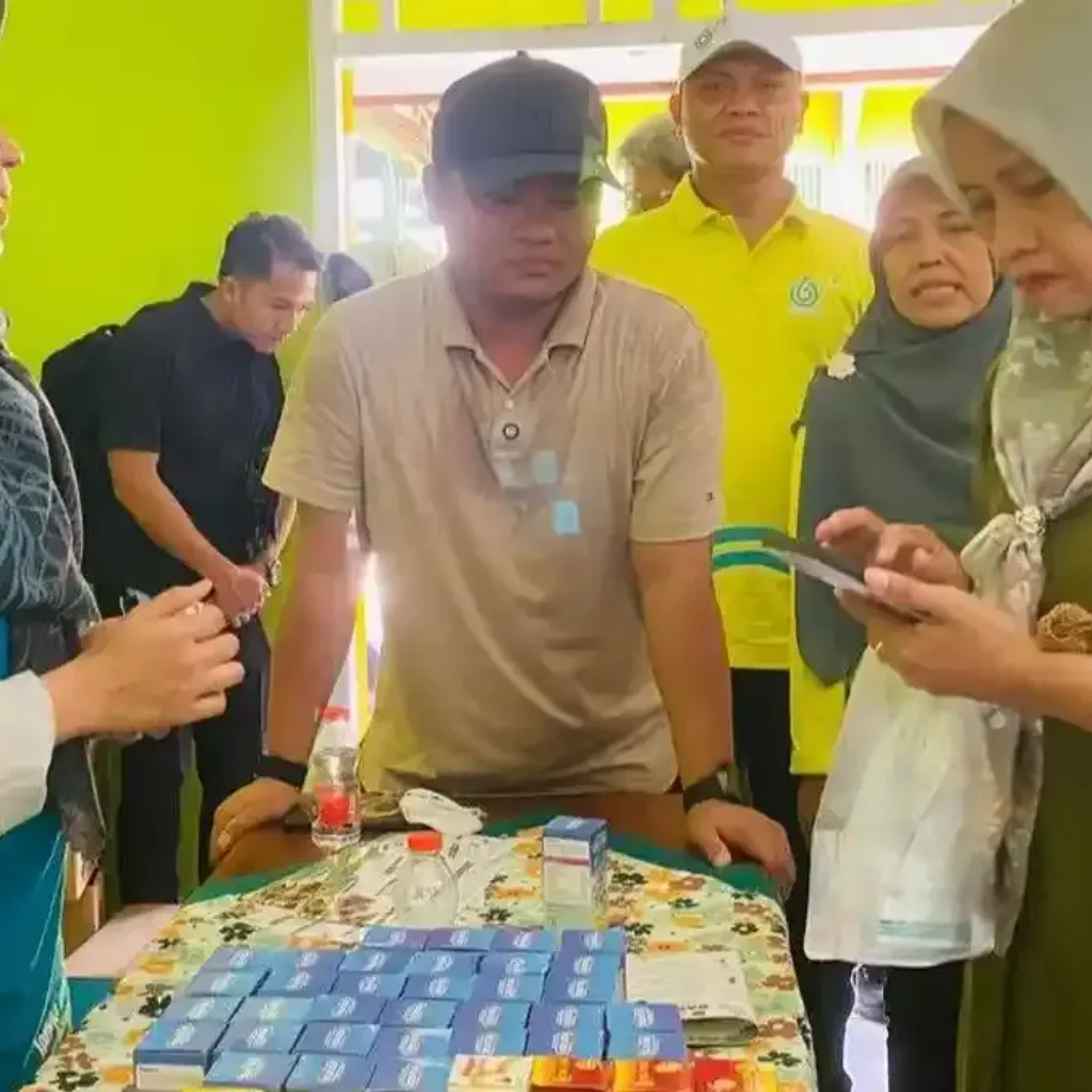 Bupati Tegal Ischak Maulana Rohman meninjau layanan kesehatan gratis pada bakti sosial HKN ke-61 di SMPN 3 Margasari, Prupuk Selatan