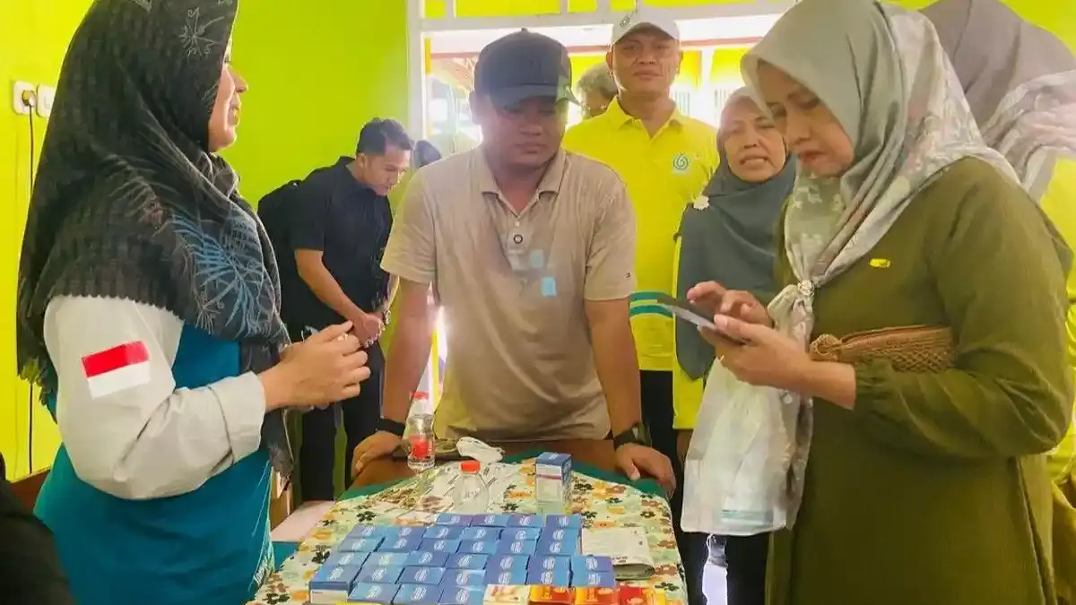 Bupati Tegal Ischak Maulana Rohman meninjau layanan kesehatan gratis pada bakti sosial HKN ke-61 di SMPN 3 Margasari, Prupuk Selatan