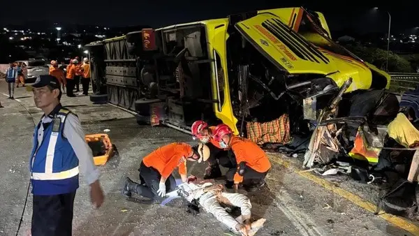 evakuasi korban kecelakaan bus terguling di exit tol krapyak semarang oleh basarnas