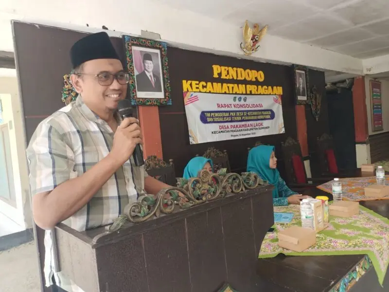 Indra Hernawan memberikan arahan kepada Tim Penggerak PKK Kecamatan Pragaan dalam kegiatan konsolidasi