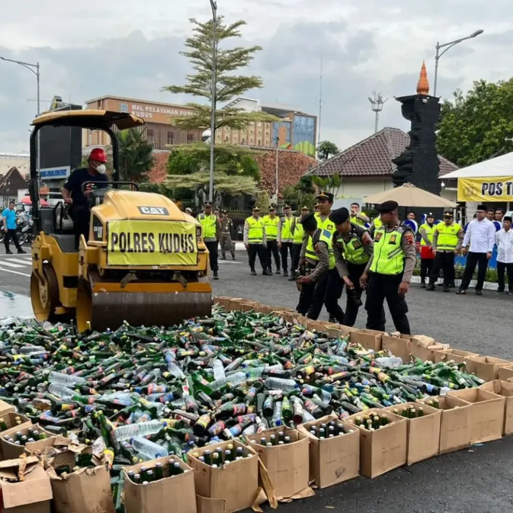 Pemusnahan 2.953 botol miras ilegal oleh Polres Kudus jelang Operasi Lilin Candi 2025