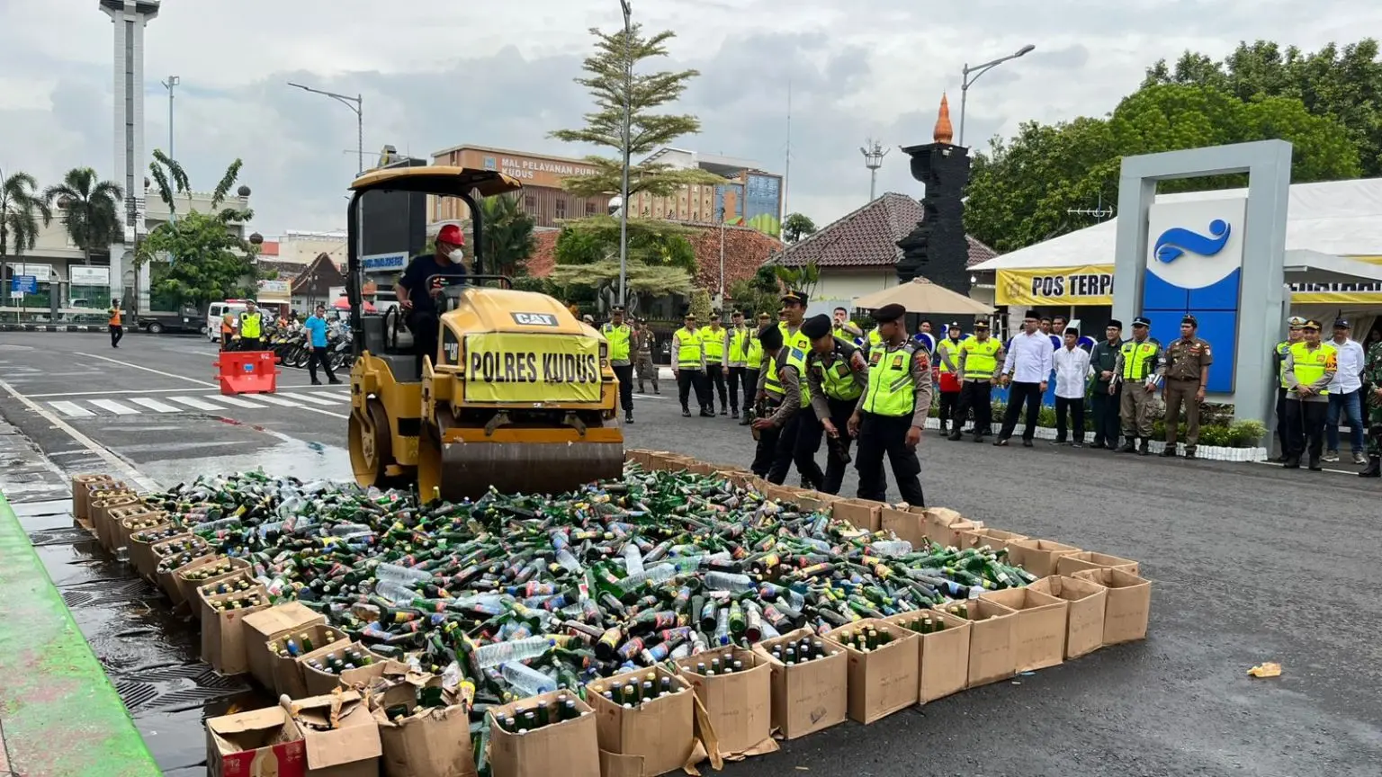 Pemusnahan 2.953 botol miras ilegal oleh Polres Kudus jelang Operasi Lilin Candi 2025