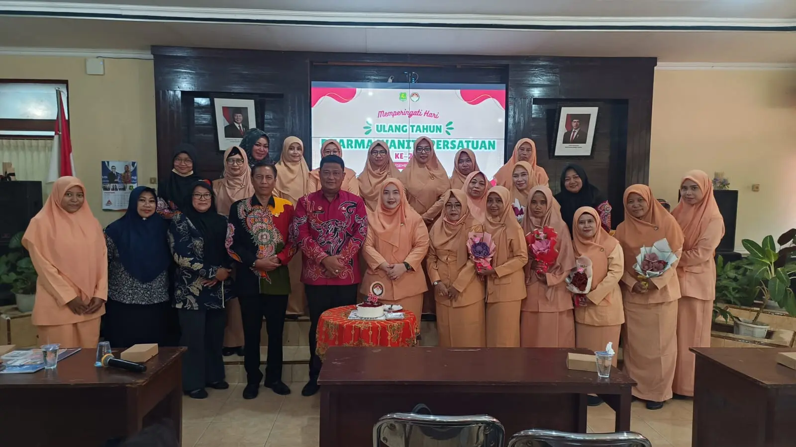 Anggota DWP Diskominfo Sumenep kompak mengikuti pertemuan dan tasyakuran HUT ke-26