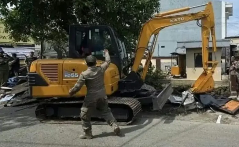 Petugas Satpol PP Depok menertibkan lapak PKL dan bangunan liar di bantaran Kali Licin Pancoran Mas