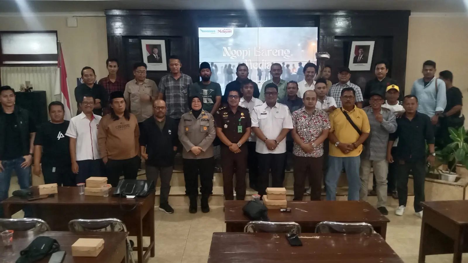 Pejabat Diskominfo Sumenep memberikan sosialisasi mekanisme belanja publikasi 2026 melalui e-katalog di Aula Diskominfo