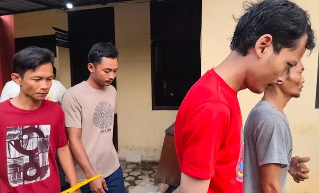 Barang bukti peralatan dapur hasil pencurian rumah warga di Desa Telaga Biru, Bangkalan, Jawa Timur.