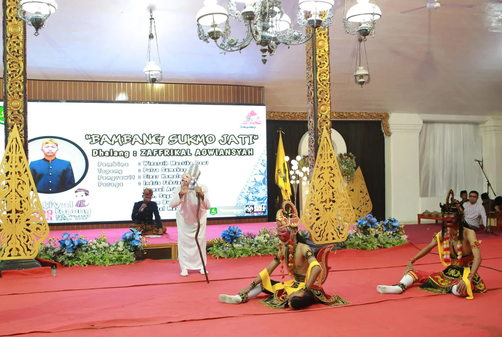 Festival Dalang Topeng Remaja 2025 di Pendopo Agung Keraton Sumenep dengan peserta remaja menampilkan seni topeng tradisional Madura