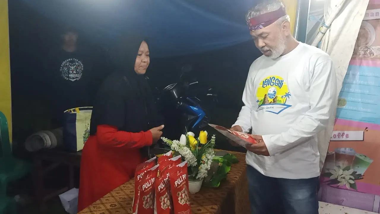 Anwar Syahroni Yusuf meninjau stand UMKM di Festival Pesisir 4 di Taman Desa Galis, Kecamatan Giligenting, Kabupaten Sumenep