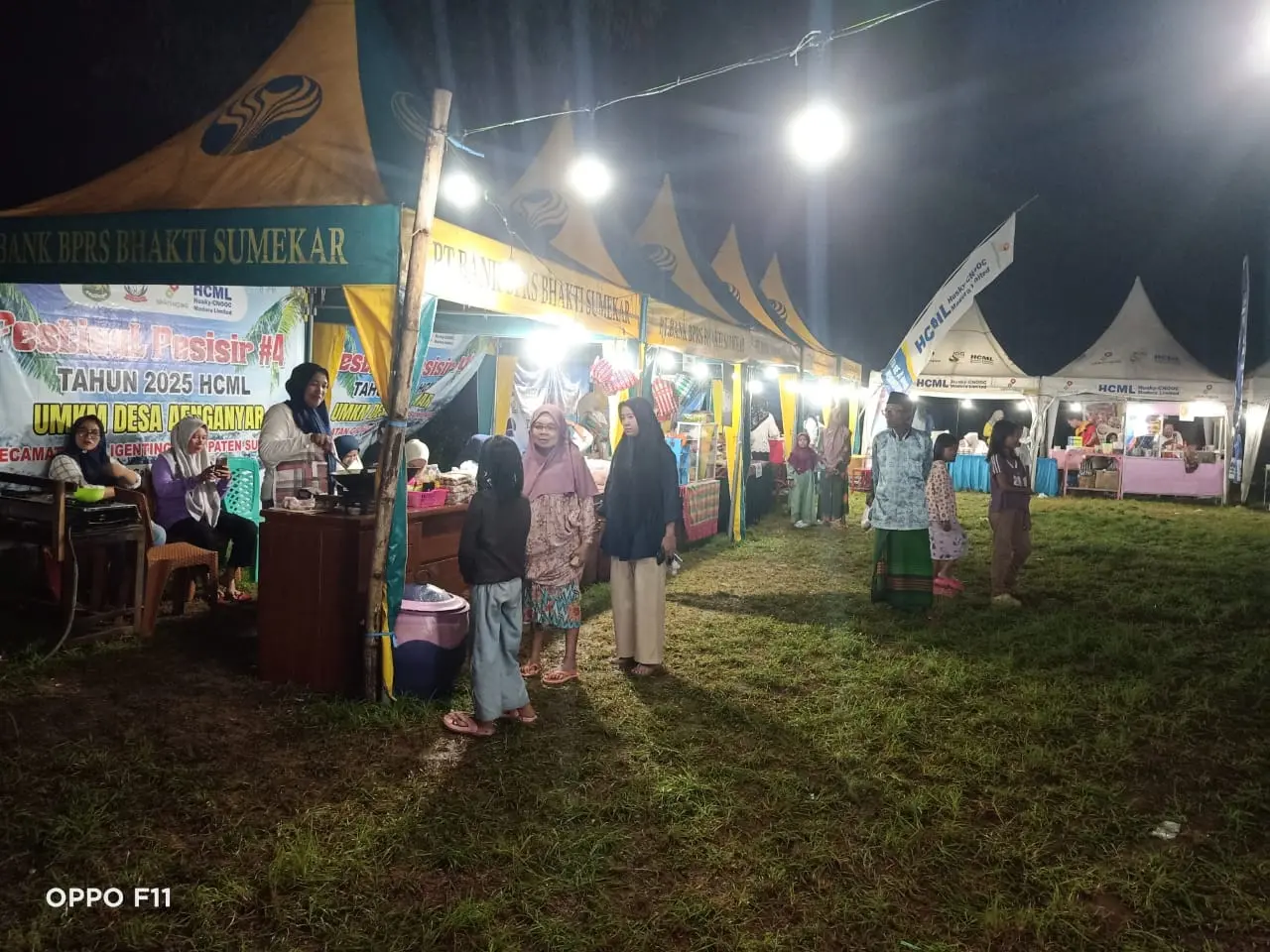 Pelaku UMKM di Festival Pesisir 4 Sumenep memamerkan produk lokal untuk meningkatkan penjualan dan memperluas pasar