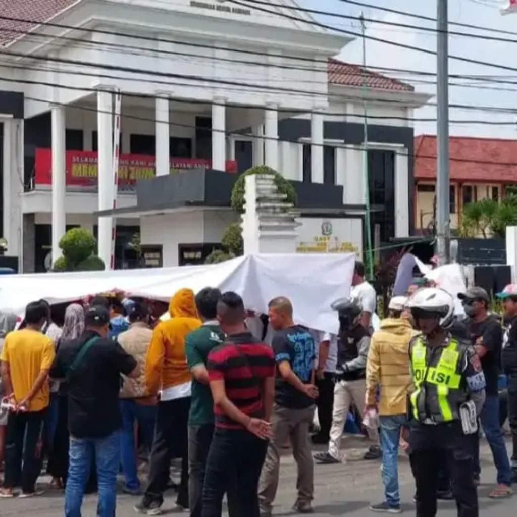 GAIB Perjuangan Demo Kejari Sampang, Desak Usut Dugaan Penggelapan Pajak di RSUD