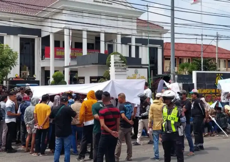 Aksi demonstrasi GAIB Perjuangan di depan Kejaksaan Negeri Sampang menuntut pengusutan dugaan penggelapan pajak RSUD dr Muhammad Zyn