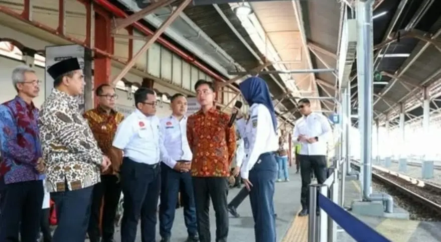 Wapres Gibran Rakabuming Raka meninjau Stasiun Semarang Tawang Semarang Jawa Tengah saat libur Natal dan Tahun Baru