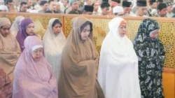 Khofifah Indar Parawansa dan jamaah melaksanakan salat gaib di Masjid Al Akbar Surabaya untuk korban banjir dan longsor